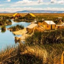 El lago titicaca es de color marrón.